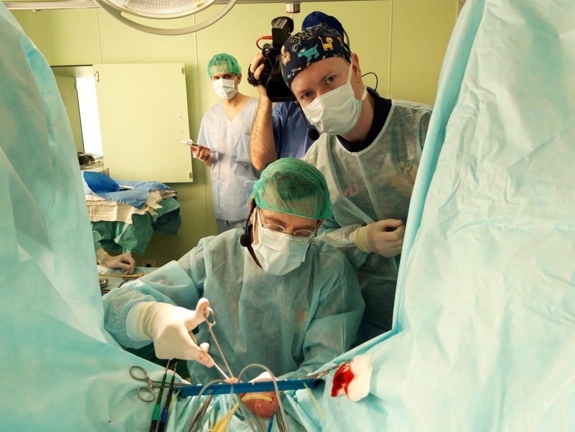 El Dr. Enrique Lledó realiza un Implante de esfínter urinario artificial en el Congreso conjunto de urólogos en la FMBA de Rusia